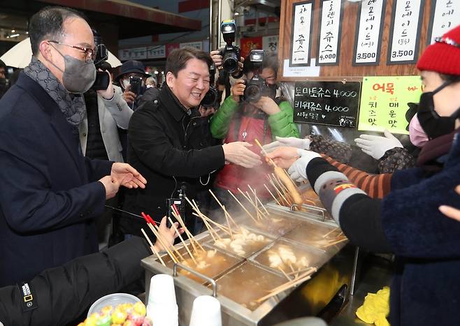 대구 서문시장 찾은 안철수     (대구=연합뉴스) 김현태 기자 = 국민의힘 안철수 의원이 19일 대구 서문시장을 찾아 상인들과 인사하고 있다. 2023.1.19
    mtkht@yna.co.kr
(끝)