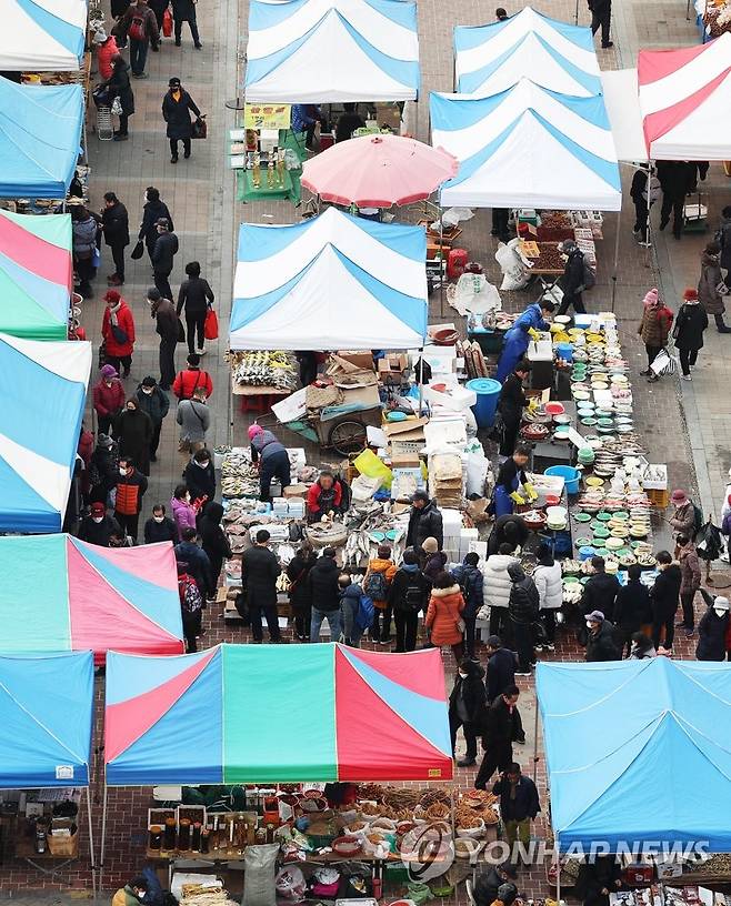 설 앞두고 장 보는 시민들 (성남=연합뉴스) 홍기원 기자 = 설을 사흘 앞둔 19일 오전 경기도 성남시 모란민속5일장을 찾은 시민들이 장을 보고 있다. 2023.1.19 xanadu@yna.co.kr