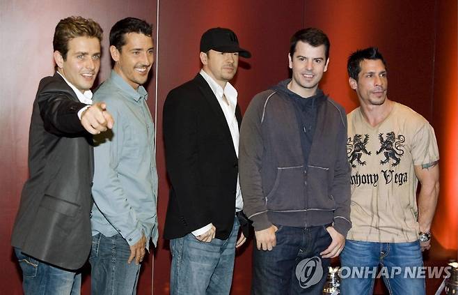 2008년 재결성했을 때 뉴키즈온더블록의 모습. 왼쪽부터 조이 매킨타이어, 조너선 나이트, 도니 월버그, 조던 나이트, 대니 우드 [EPA=연합뉴스 자료사진  DB 및 재배포 금지]