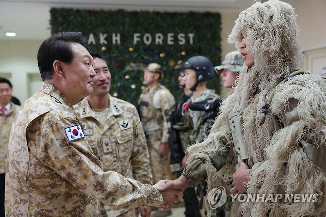 UAE 파병 아크부대 장병 격려하는 윤석열 대통령 (아부다비=연합뉴스) 안정원 기자 =  아랍에미리트(UAE)를 국빈 방문 중인 윤석열 대통령이 15일(현지시간) 현지에 파병중인 아크부대를 방문, 장병들과 인사하고 있다. 2023.1.16 jeong@yna.co.kr