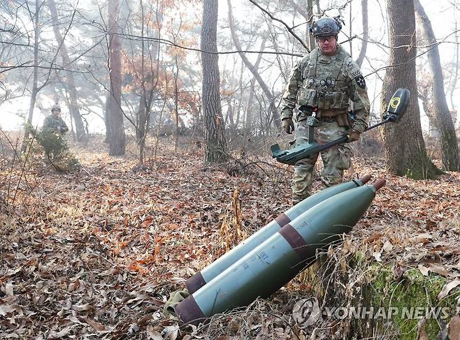 평택 미군기지 인근에서 폭발물 탐지 훈련하는 미군  [연합뉴스 자료사진] ※ 기사의 내용과 직접 관계 없는 자료사진임. xanadu@yna.co.kr