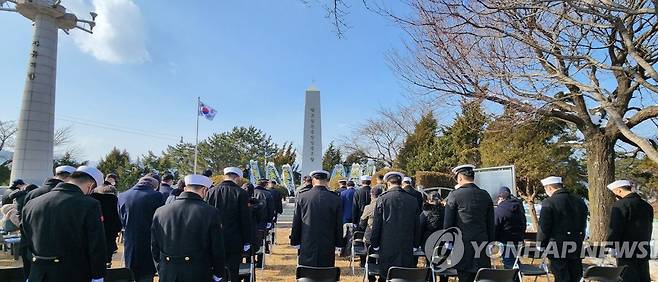 해군 1함대, 당포함 전몰장병 추모 행사 (강원 고성=연합뉴스) 해군 1함대사령부는 19일 강원 고성군 거진읍에 있는 당포함 전몰장병 충혼탑에서 제56주기 당포함 전몰장병 추모행사를 거행했다. 
    당포함은 1967년 1월 19일 북한 경비정이 동해 북방한계선 근해에서 조업 중이던 우리 어선을 납치하려 하자, 이를 저지하며 어선을 남하시키던 중 북한 해안포의 기습 공격을 받아 침몰했다.
    당시 당포함은 북한 해안포대의 기습 공격에 맞서 우리 어선들을 보호하고, 함포 170여 발을 응사하면서 퇴함 직전까지 어선들을 안전하게 구조했지만, 교전 중 39명의 장병이 장렬히 전사했다. 2023.1.19[해군 1함대사령부 제공. 재판매 및 DB 금지] yoo21@yna.co.kr