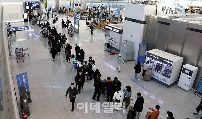 인천국제공항 제1여객터미널 출국장이 탑승객들로 붐비고 있다.(사진=방인권 기자)