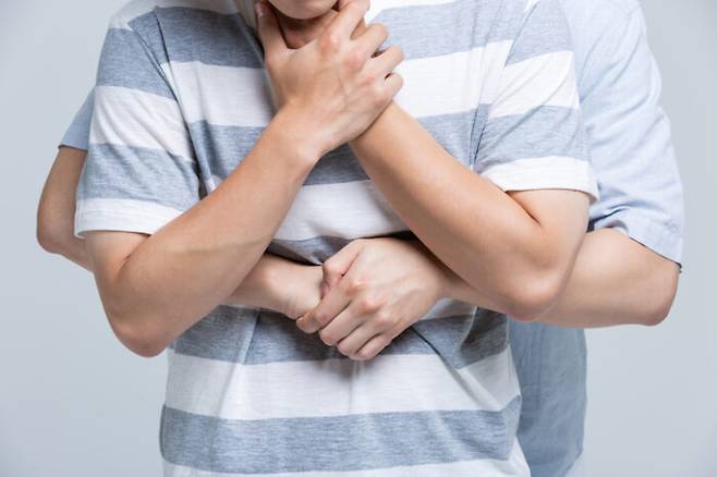 하임리히법을 시행할 땐 환자를 뒤에서 감싸듯 안고 밀쳐 올리기를 시행해야 한다. [사진=JV_LJS/게티이미지뱅크]