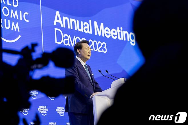 윤석열 대통령이 19일 오전(현지시간) 스위스 다보스에서 열린 2023년 세계경제포럼(World Economic Forum, 다보스포럼) 연차총회에서 특별연설을 하고 있다. (WEF 제공) 2023.1.19/뉴스1 ⓒ News1 안은나 기자