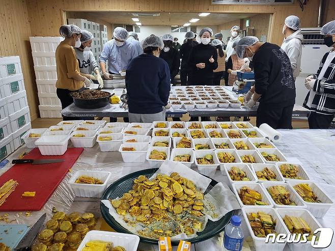 19일 광주 남구 인애종합사회복지관에서 복지관 관계자들과 자원봉사자들, 봉선2동 지역사회보장협의체 위원들이 독거 어르신들에게 전달하기 위한 명절 음식을 마련하고 있다. 2023.01.21/뉴스1