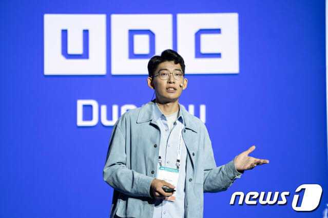 톰 리 솔라나 전략 디렉터가 'UDC' 무대에 선 모습. (자료 제공 두나무)