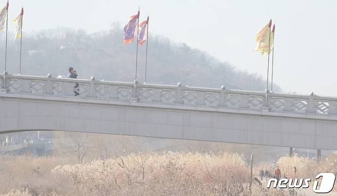 1월10일 전북 전주시 오목교 인근 산책로가 미세먼지로 뿌옇게 보이고 있다. 2023.1.10/뉴스1 ⓒ News1 유경석 기자