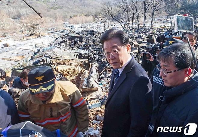 이재명 더불어민주당 대표가 20일 오후 화재가 발생한 서울 강남구 구룡마을 방문해 화재 현장을 둘러보고 있다. (공동취재) 2023.1.20/뉴스1 ⓒ News1 김도우 기자