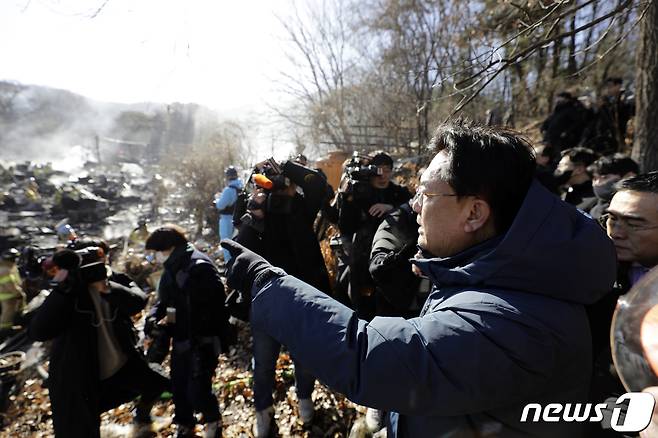 정진석 국민의힘 비대위원장이 20일 오전 서울 강남구 개포동 구룡마을 화재 현장을 방문해 소방당국의 설명을 듣고 있다. (공동취재) 2023.1.20/뉴스1 ⓒ News1 조태형 기자