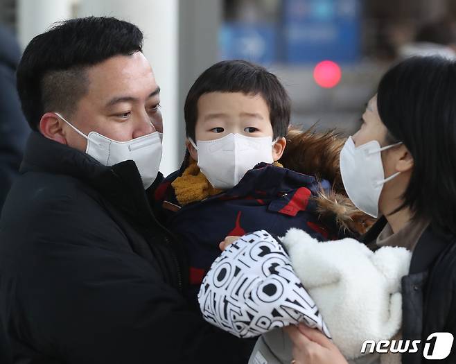 정부가 실내 마스크 착용 의무 해제 결정을 발표한 20일 서울 용산구 서울역에서 귀성객들이 마스크를 쓰고 이동하고 있다.  2023.1.20/뉴스1 ⓒ News1 송원영 기자