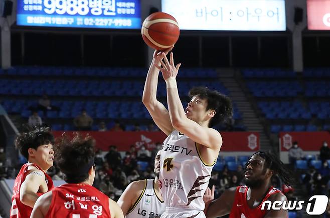 10일 서울 송파구 잠실학생체육관에서 열린 'SKT 에이닷 프로농구 2022-2023 KBL' 서울 SK 나이츠와 창원 LG 세이커스의 경기에서 LG 이재도가 슛을 넣고 있다. 2023.1.10/뉴스1 ⓒ News1 송원영 기자