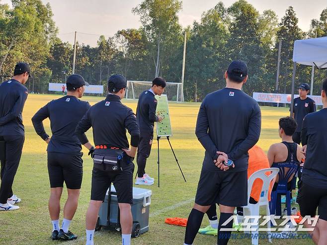 남기일 제주 유나이티드 감독이 연습경기 중 선수들에게 전술을 설명하고 있다. 치앙마이(태국)=김가을 기자 epi17@sportschosun.com