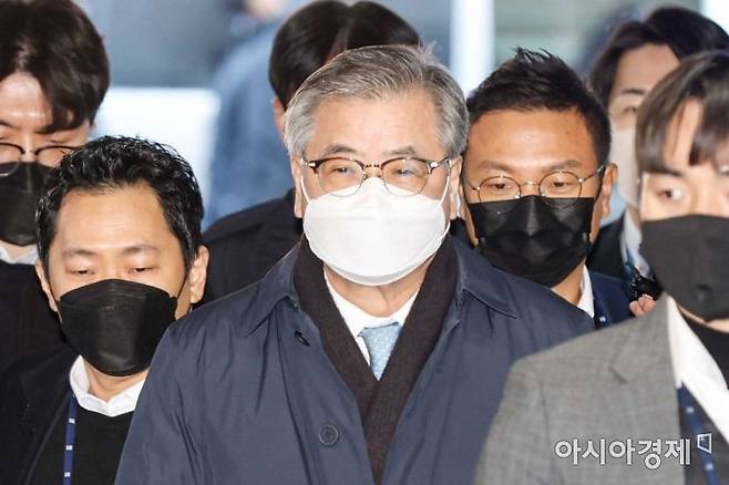 '서해 공무원 피격 사건' 당시 문재인 정부 대북안보라인 최고 책임자였던 서훈 전 청와대 국가안보실장이 지난달 2일 서울 서초구 서울중앙지방법원에서 열린 영장실질심사에 출석하고 있다./강진형 기자aymsdream@