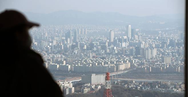 18일 서울 중구 남산에서 바라본 도심의 아파트 단지./뉴스1