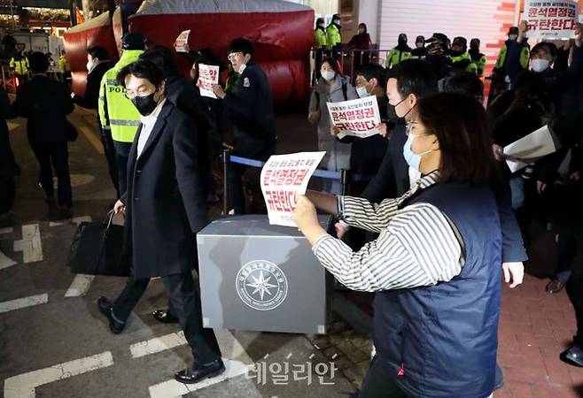 '간첩단 의혹'과 관련해 압수수색을 마친 국가정보원 관계자들이 18일 오후 서울 정동 민주노총에서 압수물품을 들고 나오고 있다. ⓒ뉴시스