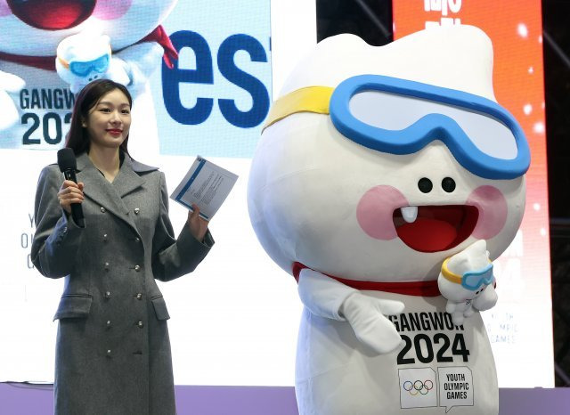 김연아가 19일 강원도 평창군 용평리조트 야외무대에서 열린 2024 강원 동계청소년올림픽대회 G-1y 행사 및 윈터코리아페스티벌데이에서 마스코트 ‘뭉초’를 소개하고 있다.   문화체육관광부 제공