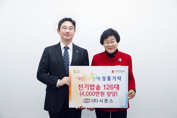 김영훈 시몬스 침대 고문(왼쪽)과 김경희 이천시장(오른쪽)이 지난 19일 설 명절을 앞두고 이천시청에서 기탁식을 진행했다. 시몬스 침대 제공.