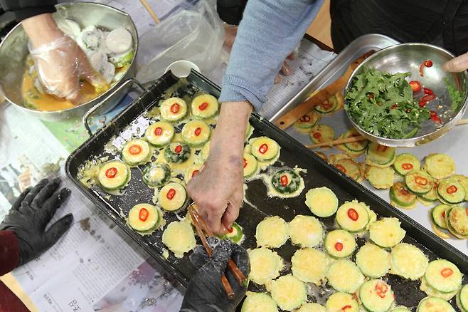 19일 오전 서울 은평구 녹번동 녹번산골마을 마을회관에서 열린 ‘친구야 함께하자’ 행사에서 참여 주민들이 호박전을 부치고 있다. 곽윤섭 선임기자