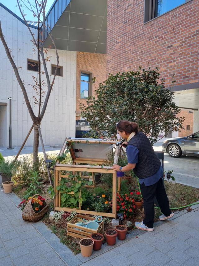 이연경씨가 집 앞 터에 손수 가꾼 정원. 스마트 기술을 이용해 구현한 스마트 팜은 전국 대회에 출품해 2위에 입상했다. 손효숙 기자