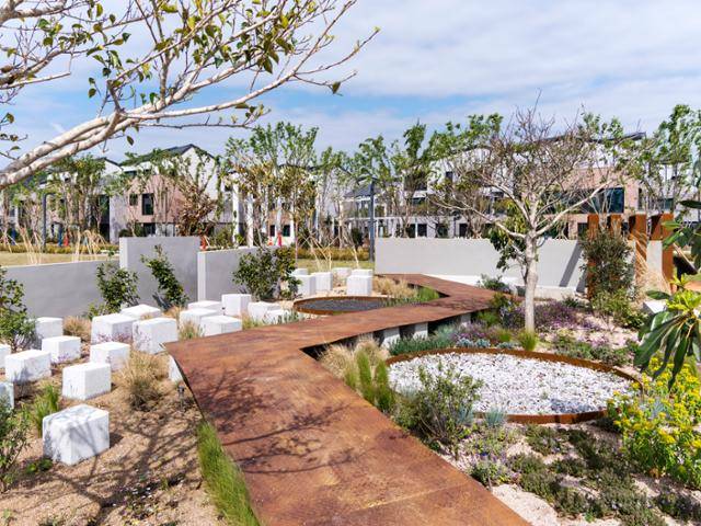 낮은 수목으로 자연풍경을 끌어들인 단지 정원은 여유를 즐길 수 있는 아늑한 장소다. 남궁선 건축사진작가 제공