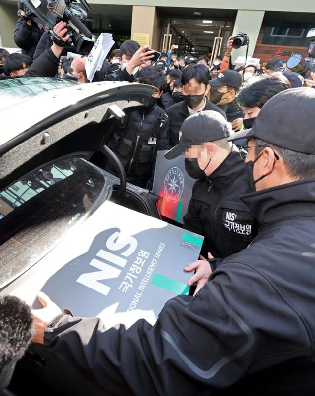 서울 영등포구 민주노총 전국보건의료산업노동조합 사무실에서 18일 국가보안법 위반 혐의 관련 압수수색을 마친 국정원 직원들. 연합뉴스