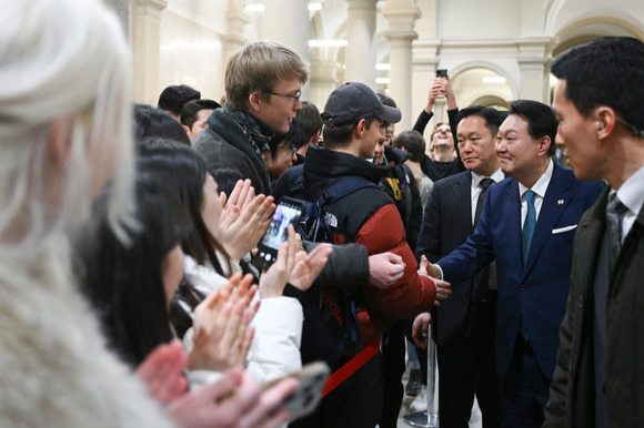 윤석열 대통령이 19일(현지시간) 취리히 연방공과대학에서 열린 '양자 석학과의 대화'를 마친 후 학생들과 인사하고 있다. 2023.01.20. [사진=뉴시스]