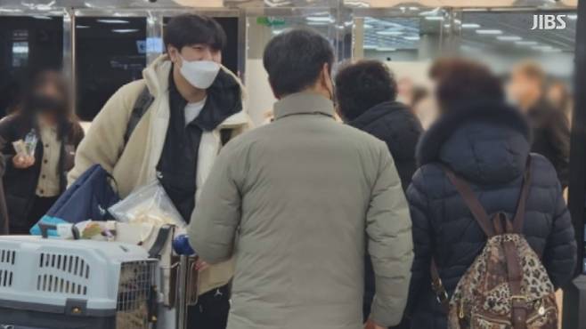 오늘(20) 오후 제주공항, 오랜만에 만남에 반갑게 인사를 나누는 가족들 모습