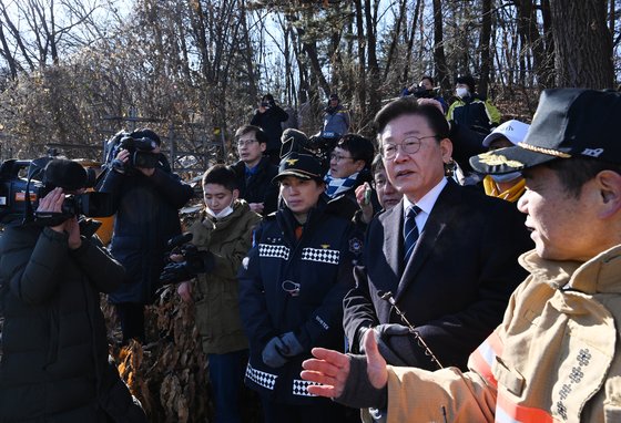 더불어민주당 이재명 대표가 20일 오후 화재가 발생한 서울 강남구 개포동 구룡마을 4구역을 찾아 현장을 둘러보고 있다. 연합뉴스