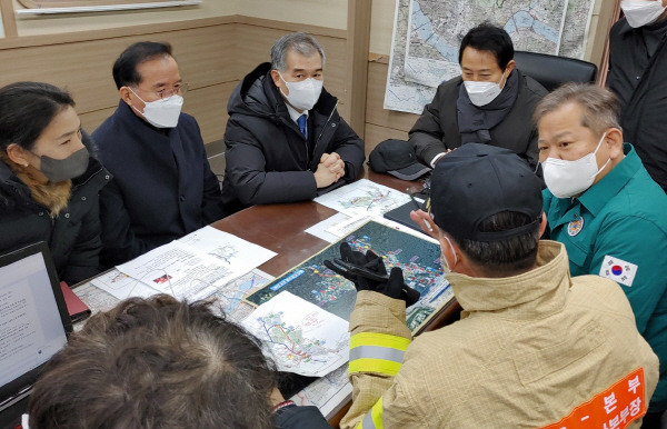 이상민 행정안전부 장관과 오세훈 서울시장이 20일 화재가 발생한 서울 강남구 개포동 구룡마을 현장을 찾아 상황 보고를 받고 있다. 연합뉴스