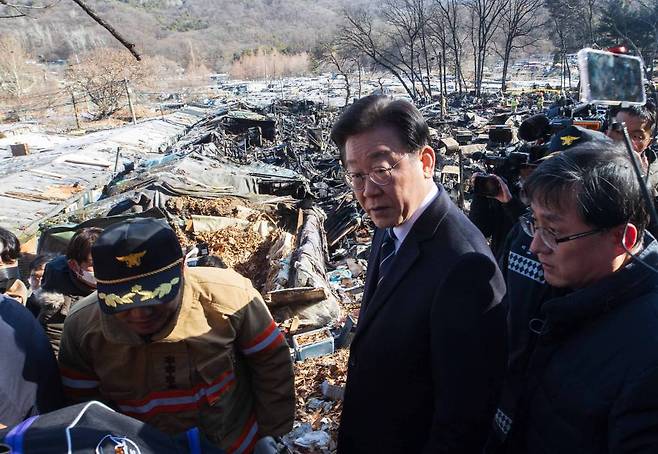 [서울=뉴시스] 추상철 기자 = 이재명 더불어민주당 대표가 20일 오후 화재가 발생한 서울 강남구 구룡마을을 찾아 화재현장을 바라보고 있다. (공동취재사진) 2023.01.20.