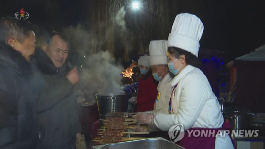 지난해 2월 북한 설에 열린 승마 경기장 노점 앞의 주민들. 조선중앙TV 캡처 연합뉴스