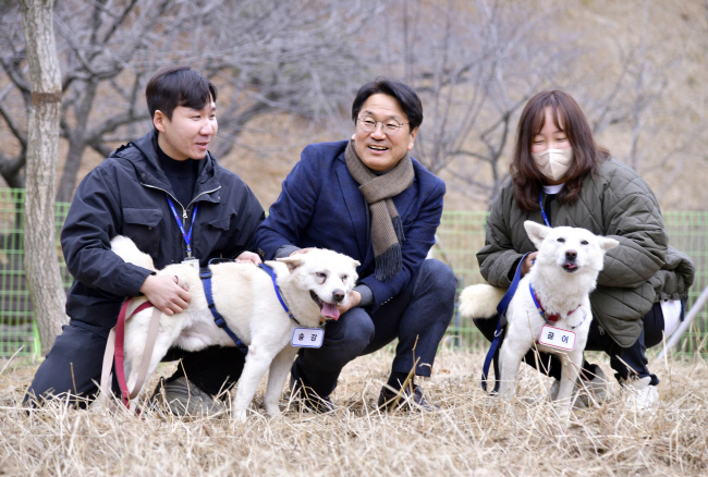 강기정(가운데) 광주시장이 지난달 12일 광주 북구 우치동물원에서 문재인 전 대통령이 기르다 정부에 반환한 풍산개 ‘곰이’와 ‘송강’을 맞이하고 있다.  광주시청 제공