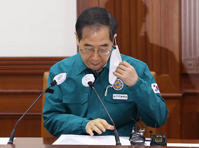 한덕수 국무총리가 20일 오전 정부서울청사에서 열린 코로나19 중앙대책본부 회의에서 마스크를 벗고 있다. [연합]