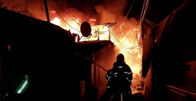 20일 오전 화재가 발생한 서울 강남구 개포동 구룡마을 4구역에서 소방대원들이 진화 작업을 벌이고 있다. [연합]