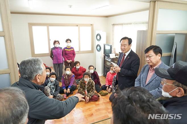 [통영=뉴시스] 신정철 기자= 통영시는 해양수산부 주관 ‘2023년 어촌신활력 증진사업’에 욕지면 도동항, 사량면 대항항 등 2개 유형에 4개소가 선정돼 사업비 총 350억 원을 확보했다고 20일 밝혔다. 이번 사업선정은 정점식 국회의원과 통영시와의 유기적인 협조로 이루어낸 성과라는 븐석이 높다.사진은 어촌주민과 대화중인 정점식 의원(오른쪽 2번째)과 천영기 시장(오른쪽3번째) 모습.(사진=뉴시스DB).2023.01.20. sin@newsis.com