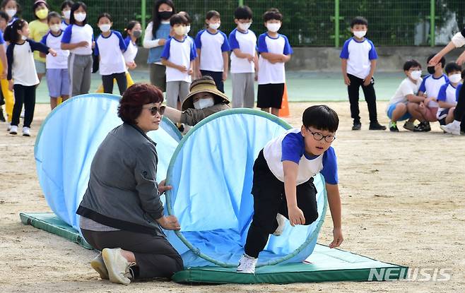 [대구=뉴시스] 이무열 기자 = 가을운동회가 열린 지난해 9월28일 오전 대구 동구 아양초등학교에서 한 학생이 마스크를 벗고 장애물 달리기 시합을 하고 있다. 2023.01.20. lmy@newsis.com