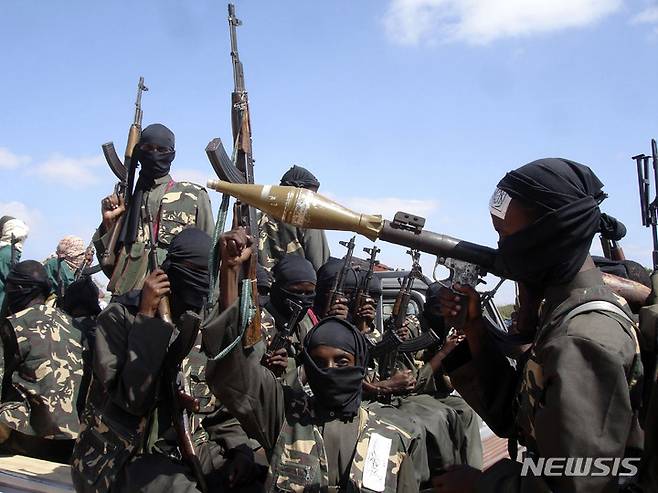 [모가디슈(소말리아)=AP/뉴시스]지난 2008년 12월8일 소말리아 수도 모가디슈 외곽에서 알카에다와 연계된 극단주의 무장단체 알샤바브 대원들이 픽업 트럭에 타고 이동하고 있다. 지난 8월 소말리아 정부군이 알카에다와 연계된 알샤바브 극단주의자들에 대한 대대적 공격을 시작한 이후 20일 전투에서 100명 이상이 사망, 하루 전투로는 가장 먆은 사망자를 기록했다고 소말리아 정부와 알샤바브가 모두 주장했다. 2023.1.20