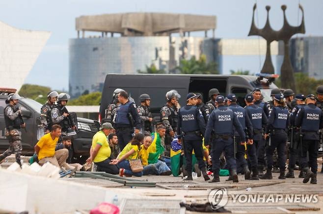 (브라질리아 로이터=연합뉴스) 8일(현지시간) 브라질 브라질리아에서 군 병력이 루이스 이나시오 룰라 다시우바 브라질 대통령에 맞서 시위를 벌이는 자이르 보우소나루 전 대통령 지지자들을 체포하고 있다. 보우소나루 전 대통령의 지지자들은 이날 의회와 대법원, 대통령궁 등 입법, 사법, 행정 3부 기관 건물에 난입, 대선 결과에 불복하고 군 쿠데타를 촉구하며 폭동을 일으켰다. 룰라 대통령은 군 병력을 투입해 진압에 나섰다. 도널드 트럼프 전 미국 대통령 지지자들은 지난해 1월 6일 대선 결과에 불복, 연방의회에 난입해 폭동을 일으킨 바 있다.