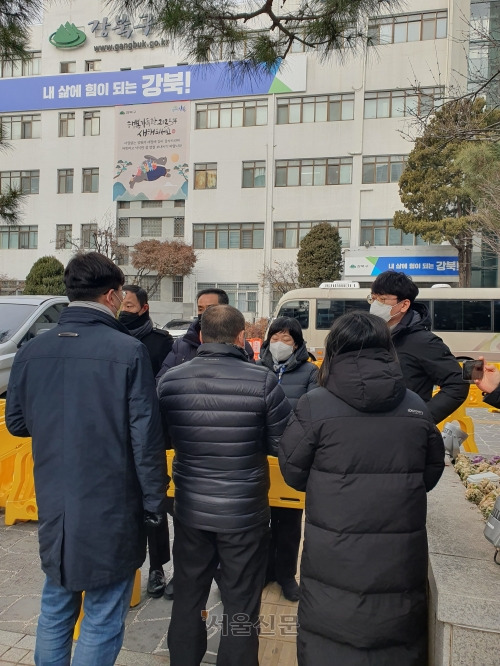 19일 서울 강북구 수유동 강북구청 앞에서 강북구도시관리공단 정상화를 위한 시민대책위원회가 이순희 구청장에게 시민들의 공단 노사 문제 해결을 위한 서명서를 전달하기 위해 청사 진입을 시도하자 강북구 직원들이 이를 막아서고 있다.