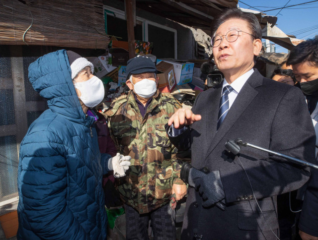 이재명 더불어민주당 대표가 20일 오전 화재가 발생한 서울 강남구 개포동 구룡마을 4구역을 찾아 주민과 이야기를 나누고 있다. 사진공동취재단