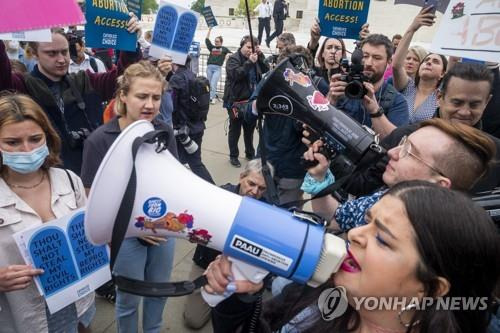 미연방대법원 앞에서 열린 낙태권 찬반 시위 [EPA 연합뉴스 자료사진. 재판매 및 DB 금지]