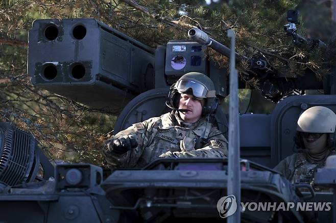 스팅어 미사일 발사를 준비하는 미군  [EPA 연합뉴스 자료사진. 재판매 및 DB 금지]