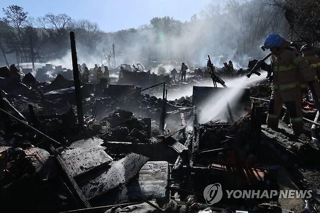 진화 작업에 여념없는 소방대원들 (서울=연합뉴스) 이정훈 기자= 20일 오전 화재가 발생한 서울 강남구 개포동 구룡마을 4구역에서 소방대원들이 진화 작업을 벌이고 있다. 2023.1.20 uwg806@yna.co.kr