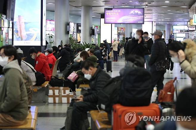 귀성객들로 '북적' (광주=연합뉴스) 차지욱 기자 = 설 연휴를 하루 앞둔 20일 광주 서구 광천동 유스퀘어 종합버스터미널이 귀성객과 역귀성객들로 붐비고 있다. 2023.1.20 uk@yna.co.kr