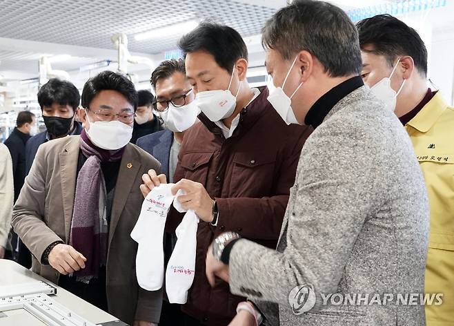 오세훈 시장, 서울시양말제조지원센터 방문 (서울=연합뉴스) 오세훈 서울시장이 20일 도봉구 소재 서울시양말제조지원센터를 방문, 관계자의 설명을 들으며 샘플 제작 현장을 둘러보고 있다. 2023.1.20 [서울시 제공. 재판매 및 DB 금지] photo@yna.co.kr