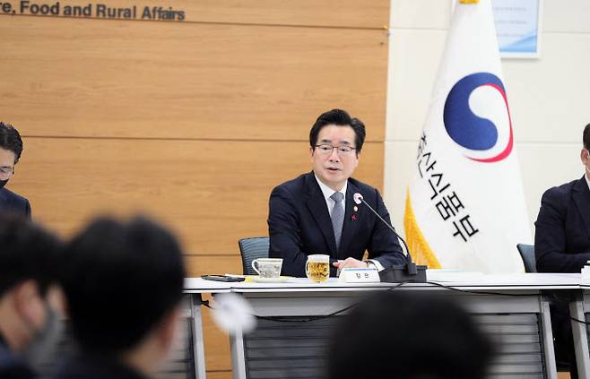 정황근 농림축산식품부 장관이 12일 정부세종청사에서 해외 주재관, 유엔식량농업기구(FAO) 등 국제기구에서 근무하는 파견관 등과 회의를 하고 있다. (사진=농림축산식품부)