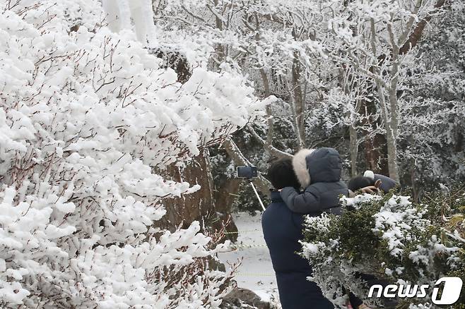 '큰 추위'라는 뜻의 절기상 대한(大寒)인 20일 오전 제주 한라산 1100고지 휴게소에서 관광객들이 설경을 감상하고 있다. 2023.1.20/뉴스1 ⓒ News1 오현지 기자