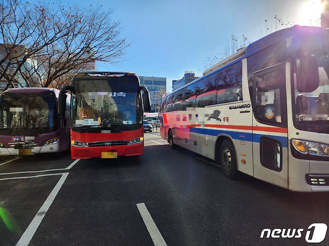 20일 편도 3차로 도로에 정차할 곳 없는 버스들의 모습 ⓒ News1 박기현 기자