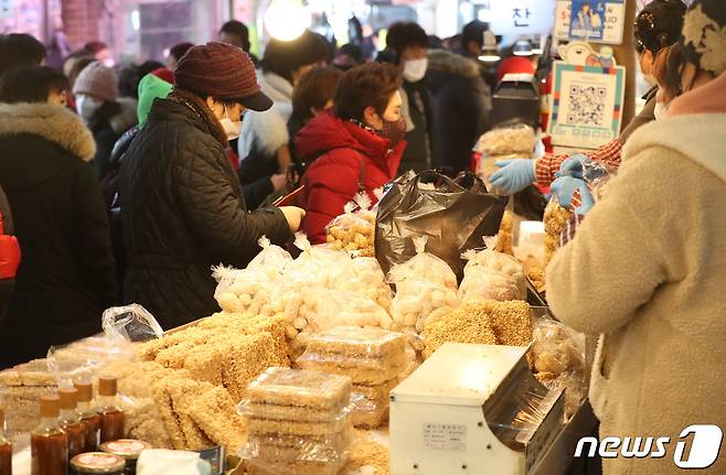 설 연휴를 하루 앞둔 20일 오후 경기 수원시 팔달구 못골시장이 제수를 구매하려는 시민들로 북새통을 이루고 있다. 2023.1.20/뉴스1 ⓒ News1 김영운 기자